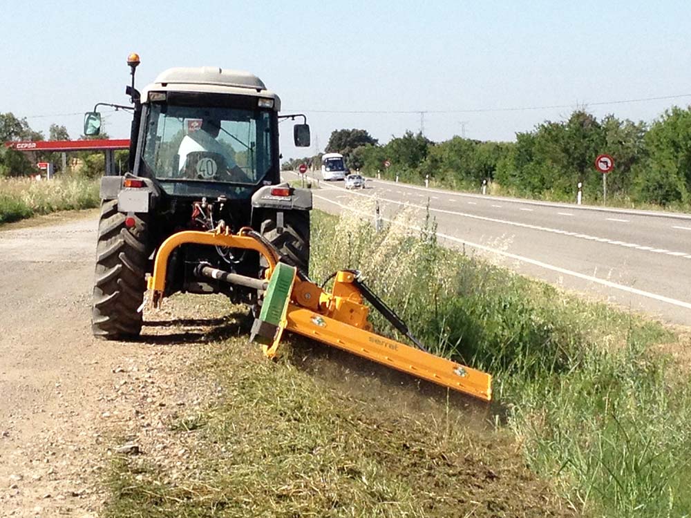 Débroussailleur à fléaux 3 point déporté sur tracteur 30 Cv - MUTHI